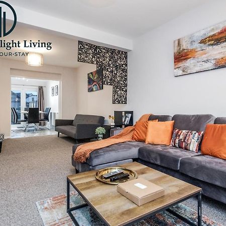 Dwellers Delight Living Ltd Serviced Accommodation Fabulous House 3 Bedroom, Hainault Prime Location ,Greater London With Parking & Wifi, 2 Bathroom, Garden Chigwell Exterior foto