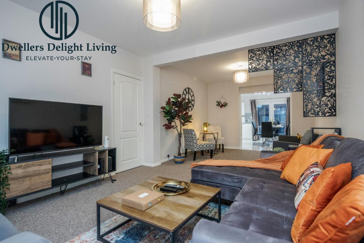 Dwellers Delight Living Ltd Serviced Accommodation Fabulous House 3 Bedroom, Hainault Prime Location ,Greater London With Parking & Wifi, 2 Bathroom, Garden Chigwell Exterior foto