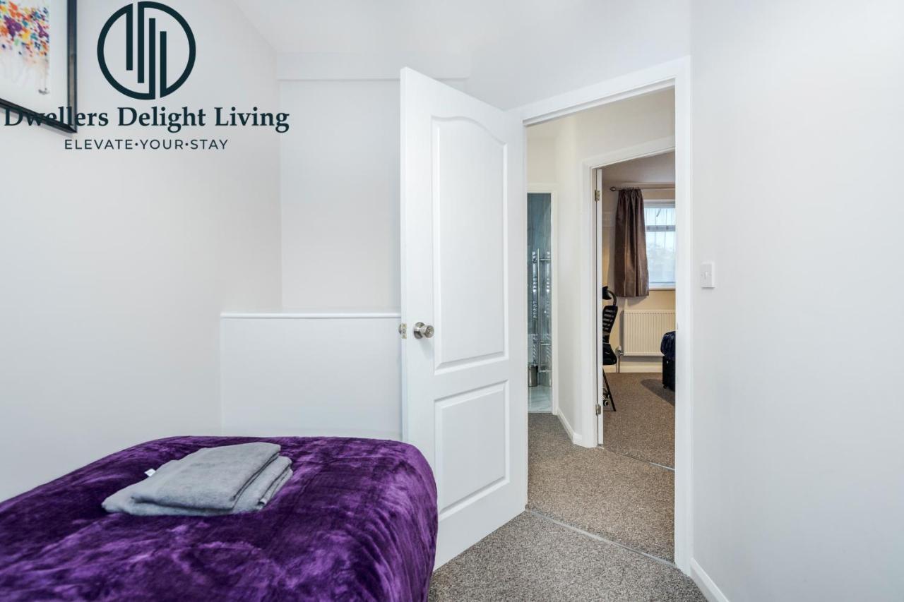 Dwellers Delight Living Ltd Serviced Accommodation Fabulous House 3 Bedroom, Hainault Prime Location ,Greater London With Parking & Wifi, 2 Bathroom, Garden Chigwell Exterior foto