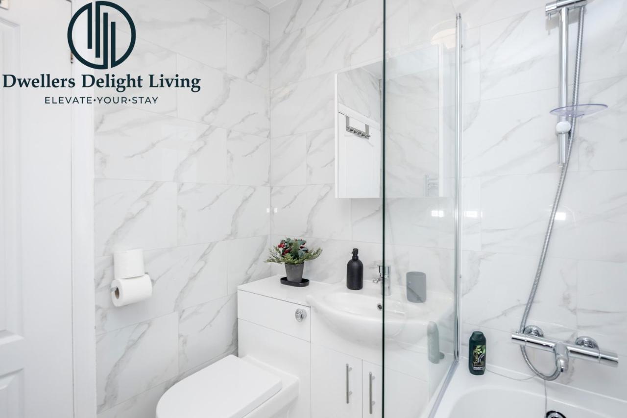 Dwellers Delight Living Ltd Serviced Accommodation Fabulous House 3 Bedroom, Hainault Prime Location ,Greater London With Parking & Wifi, 2 Bathroom, Garden Chigwell Exterior foto