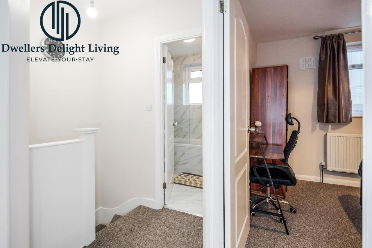 Dwellers Delight Living Ltd Serviced Accommodation Fabulous House 3 Bedroom, Hainault Prime Location ,Greater London With Parking & Wifi, 2 Bathroom, Garden Chigwell Exterior foto
