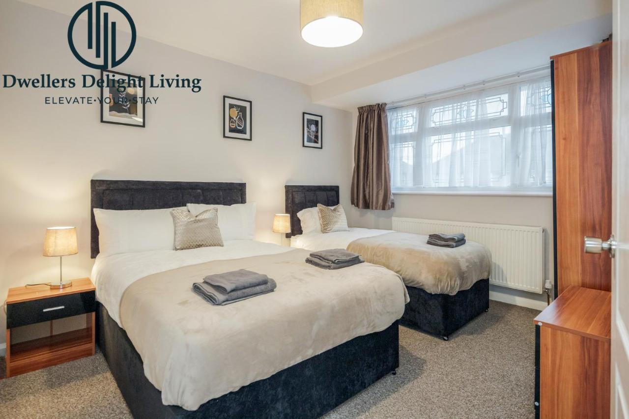 Dwellers Delight Living Ltd Serviced Accommodation Fabulous House 3 Bedroom, Hainault Prime Location ,Greater London With Parking & Wifi, 2 Bathroom, Garden Chigwell Exterior foto