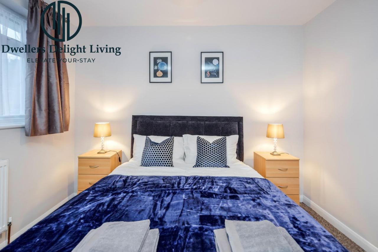 Dwellers Delight Living Ltd Serviced Accommodation Fabulous House 3 Bedroom, Hainault Prime Location ,Greater London With Parking & Wifi, 2 Bathroom, Garden Chigwell Exterior foto