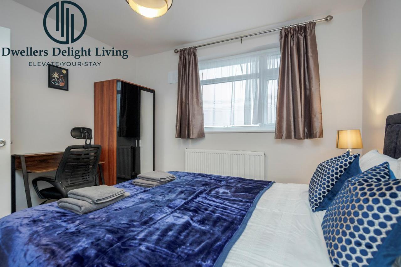 Dwellers Delight Living Ltd Serviced Accommodation Fabulous House 3 Bedroom, Hainault Prime Location ,Greater London With Parking & Wifi, 2 Bathroom, Garden Chigwell Exterior foto