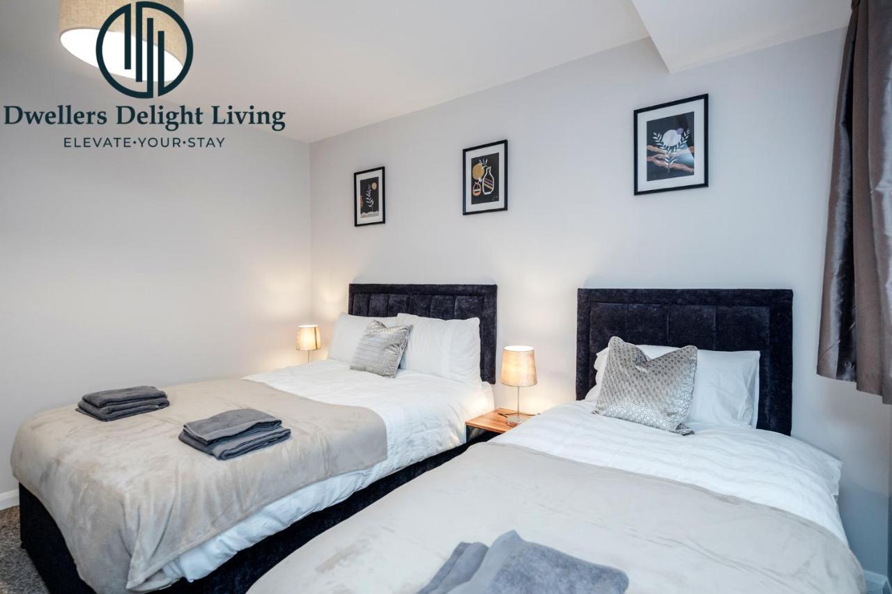 Dwellers Delight Living Ltd Serviced Accommodation Fabulous House 3 Bedroom, Hainault Prime Location ,Greater London With Parking & Wifi, 2 Bathroom, Garden Chigwell Exterior foto