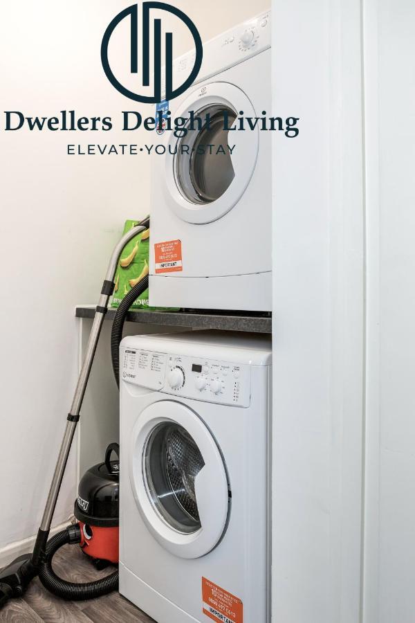 Dwellers Delight Living Ltd Serviced Accommodation Fabulous House 3 Bedroom, Hainault Prime Location ,Greater London With Parking & Wifi, 2 Bathroom, Garden Chigwell Exterior foto